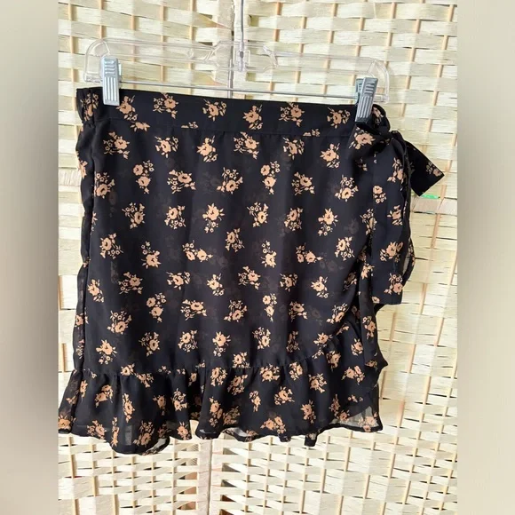 Hollister Mini Wrap Skirt Black and Cream Floral Pattern High Waist SZ L - Picture 3 of 13